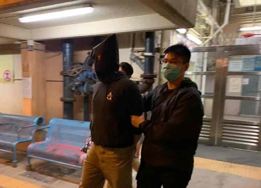 21歲男生日前在葵涌警署對開被截查,警員在其袋中搜出懷疑汽油彈,當場被捕。資料圖片