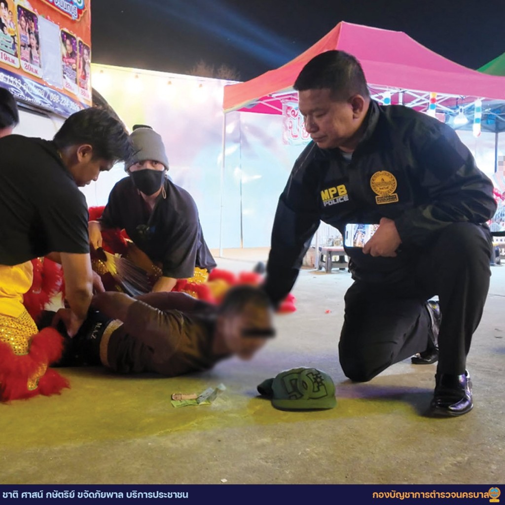 泰國警員扮舞獅隊捉賊。 fb / Metropolitan Police Bureau