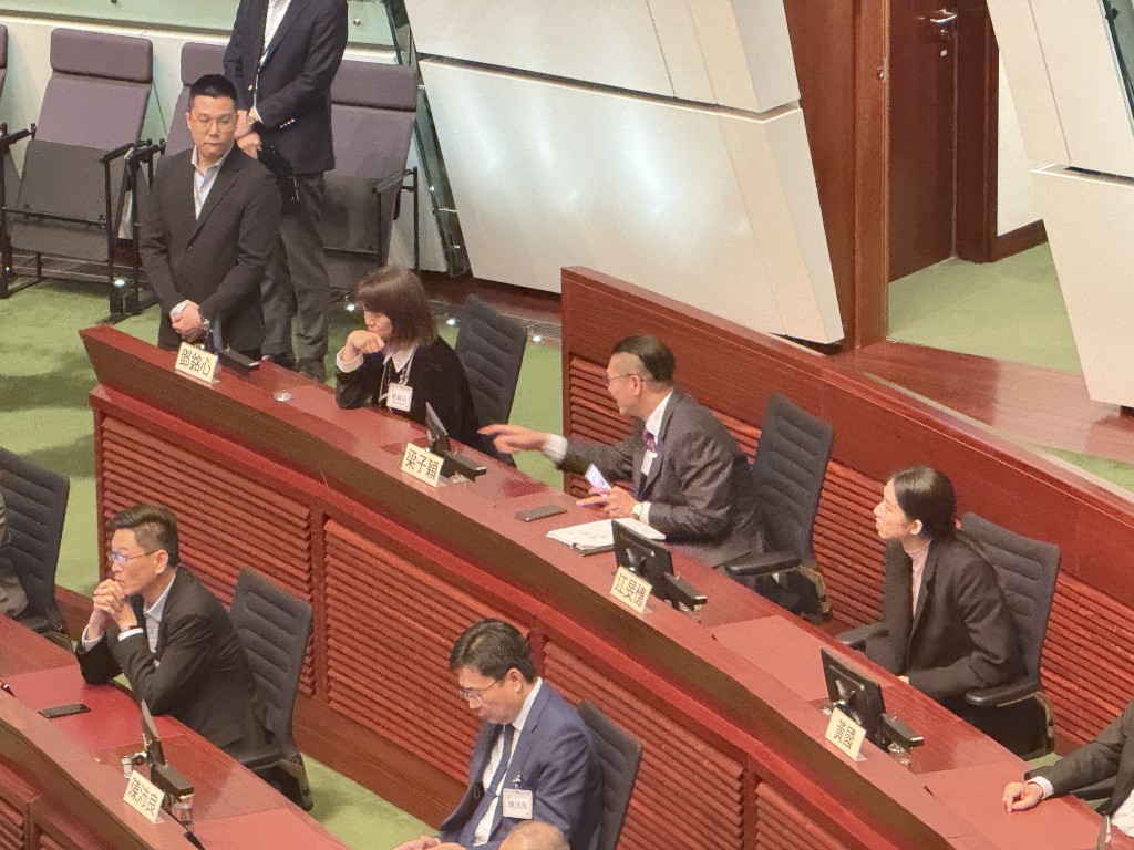 工聯會梁子穎教導身旁選委界候任議員鄧銘心使用電子表決系統。 工聯會梁子穎教導身旁選委界候任議員鄧銘心使用電子表決系統。