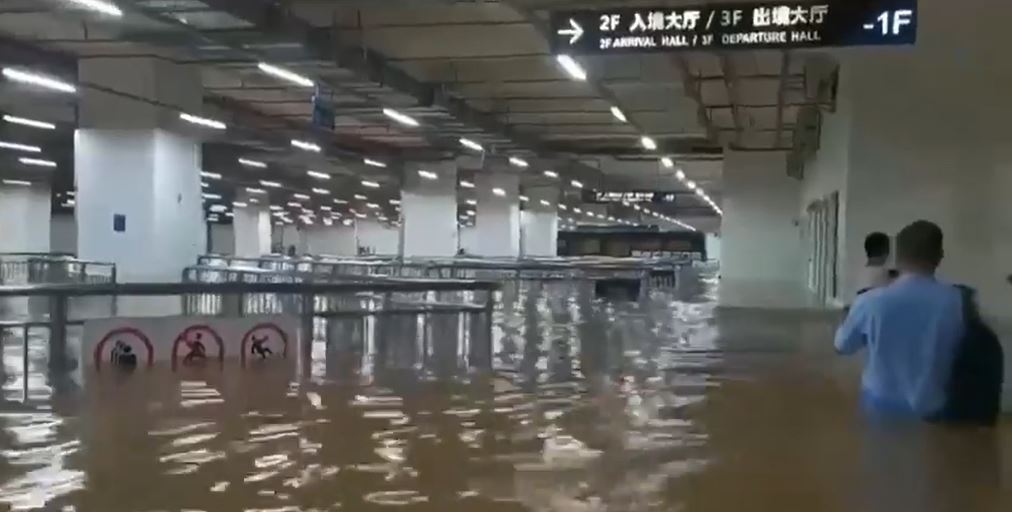 深圳9月曾經出現世紀暴雨，深圳蓮塘海關入境大塘水浸。