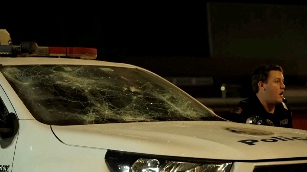 医院外一辆警车遭掟爆玻璃。 路透社