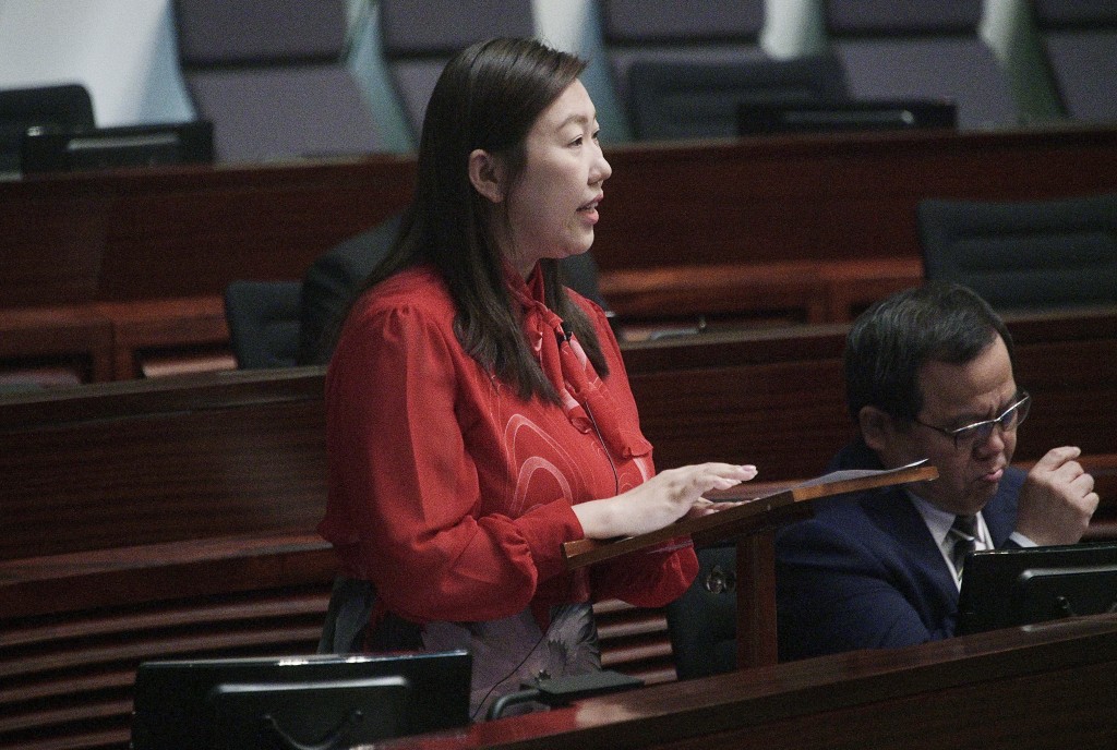 民建聯林琳詢問當局會否為飯盒制訂營養標準指引，以減少飯盒的油和鈉含量，並集中改善飯盒的口味與質素，以確保學童能夠攝取必要的營養。