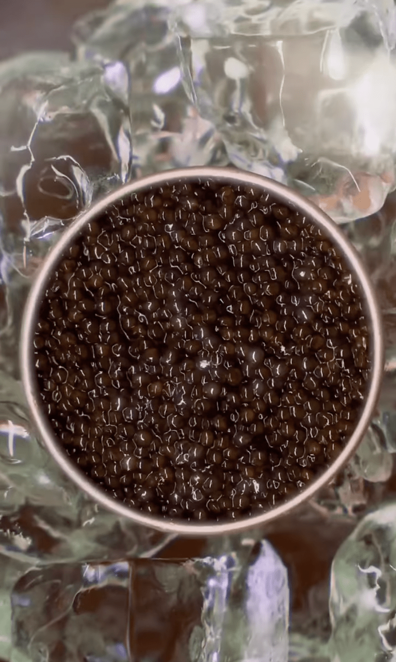 美國連鎖快餐麥當勞（McDonald's）周二（10日）聯乘魚子醬品牌Paramount Caviar，推出情人節限時「麥樂雞魚子醬」套餐。