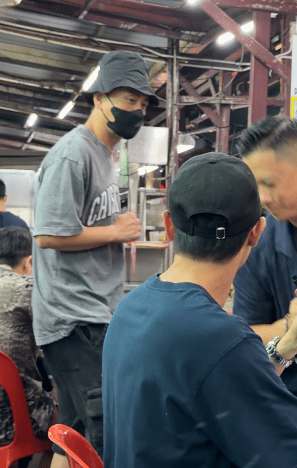 李乘德站起來和黃宗澤相認。