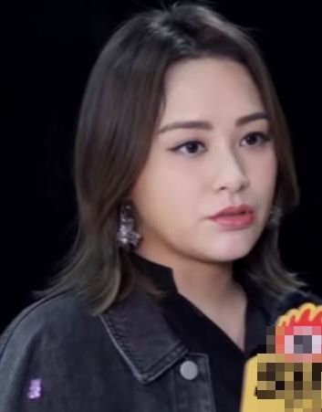 阿嬌喺情路上體會,認為女人在愛情中要有矜持,不要太隨便咁去表達自己好愛一個人,因為當男仔知道你好愛佢時,佢就唔會懂珍惜你,咁樣對女仔嚟講會好蝕底。
