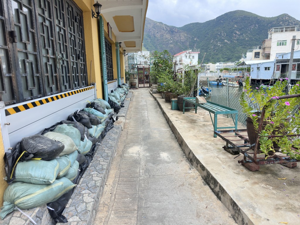 大澳各家各戶已堆起沙包陣，嚴防水浸。