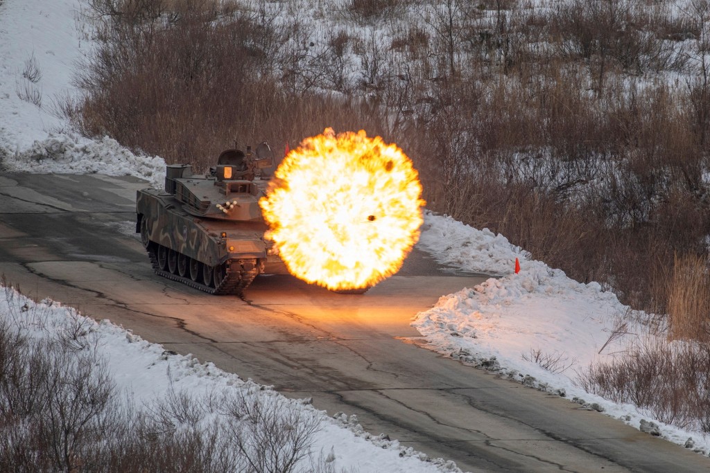 韩国军队 K1A2 坦克参加韩国和美国军队在分隔两国的非军事区附近举行的联合作战射击演习。 路透社