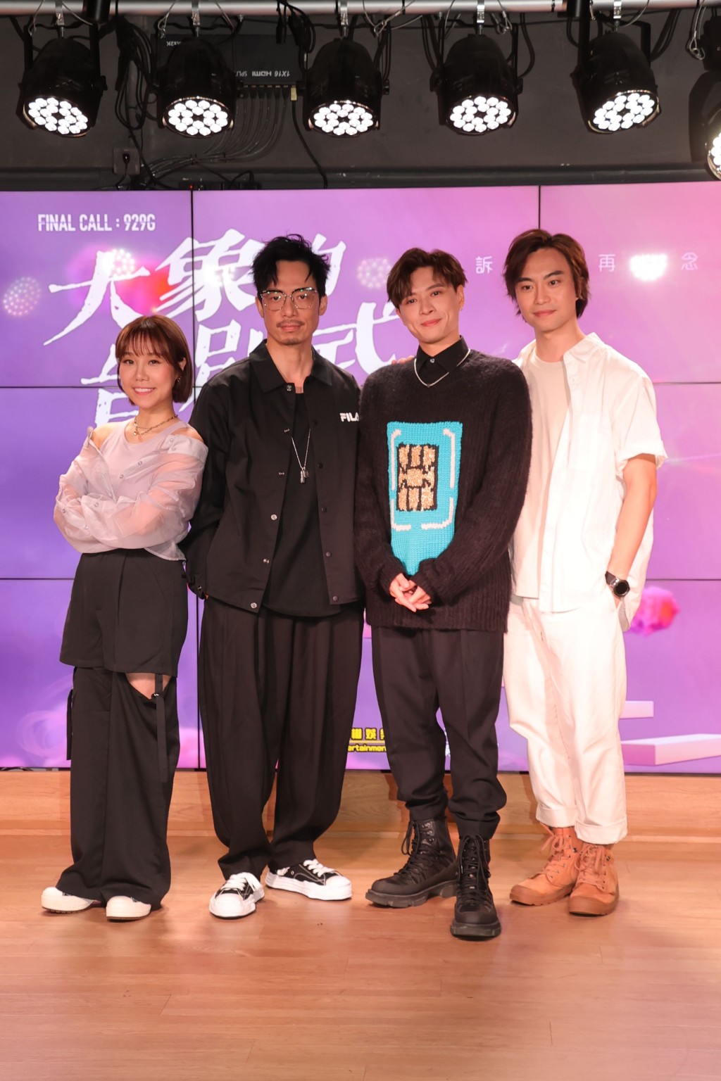 黃靖程（小龍）與MIRROR成員陳瑞輝（Frankie）、馮志佑、強尼演出的音樂劇《大象的告別式》。