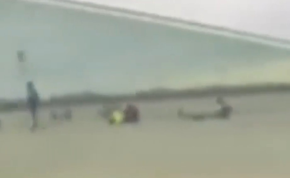 多名骑者人士被撞跌在地上。影片截图