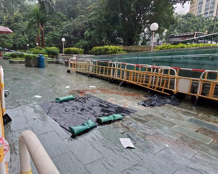 美景花園墮鐵框，女途人被擊斃。