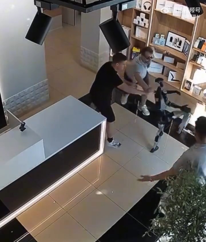 闭路电视拍下机械人攻击三男子的情景。X@Vijesti
