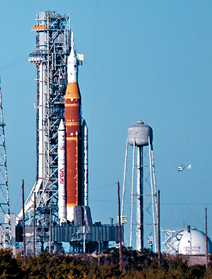 新一代登月火箭「太空發射系統」，豎立於佛州甘迺迪太空中心的發射台。