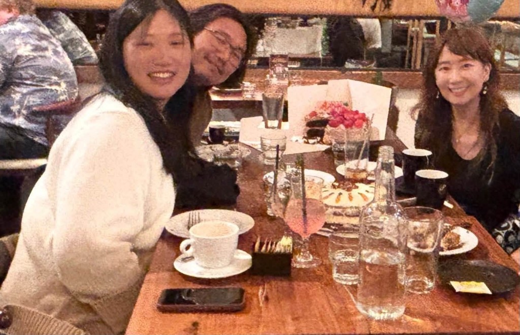 陳美齡和大兒子金子和平及新抱合照。 陳美齡和大兒子金子和平及新抱合照。