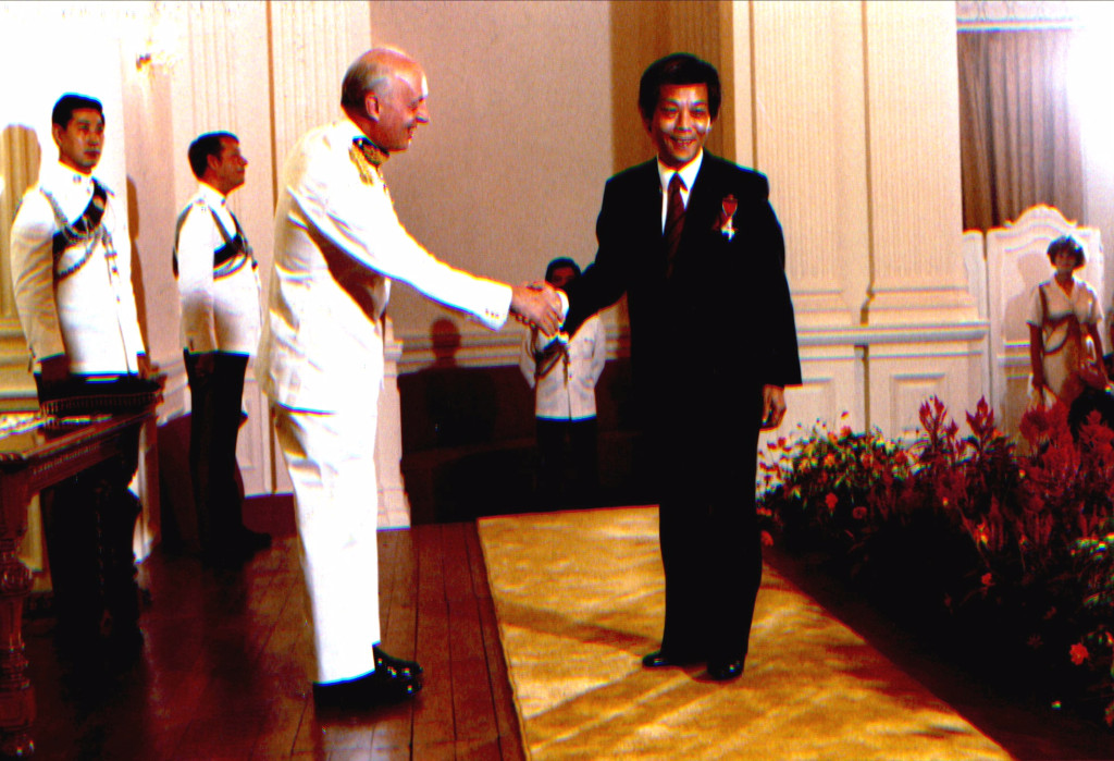 1982年「乐坛教父」顾嘉辉获英女皇颁授「MBE」勋衔，并由当年的港督尤德爵士代颁。