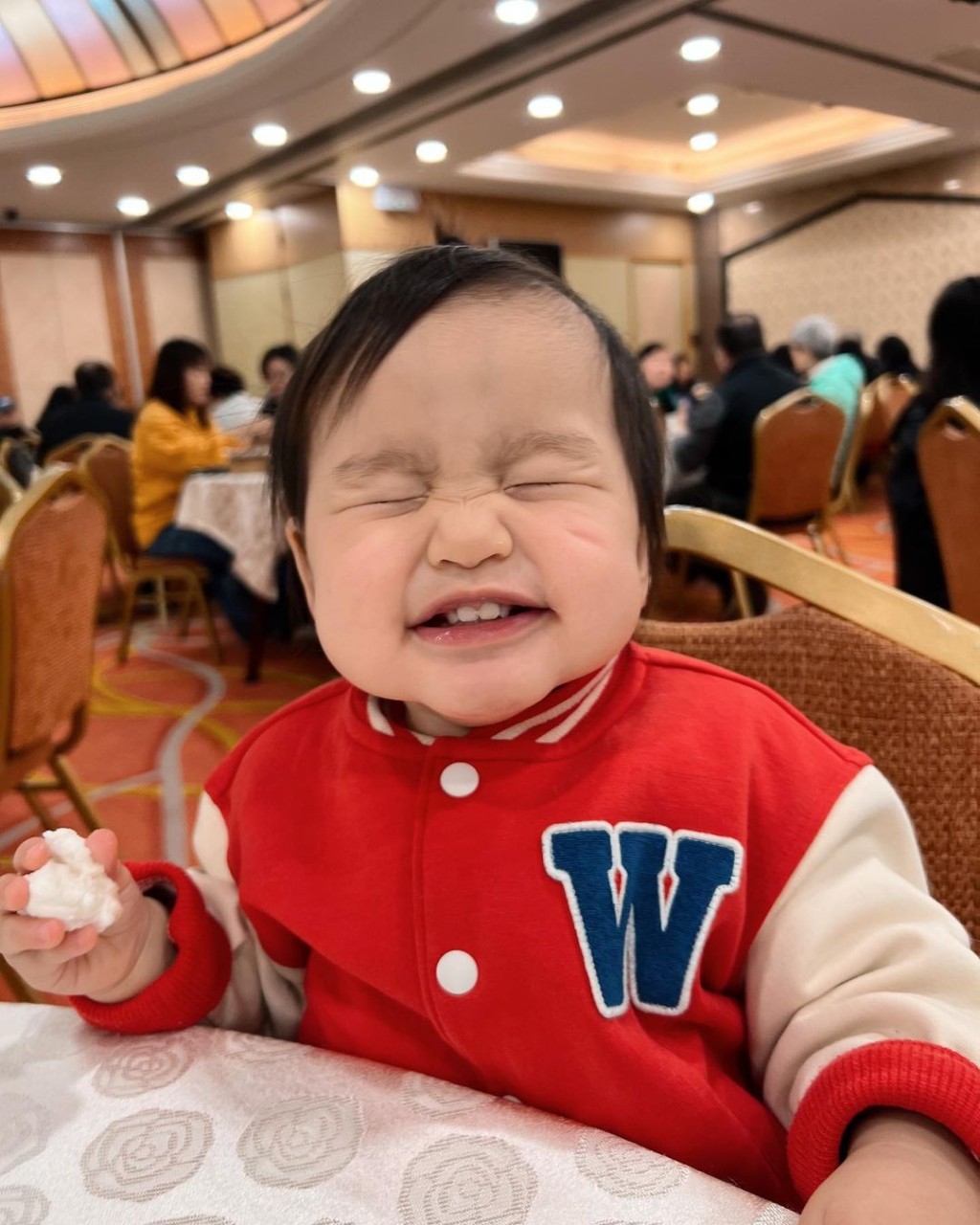 梁諾妍今日貼出新相，笑到瞇晒眼的Amber激似爸爸洪永城！