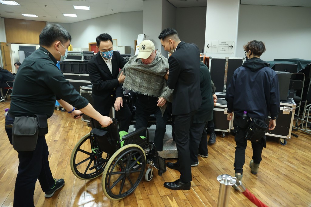 當晚由幾個猛男傍實張偉文。
