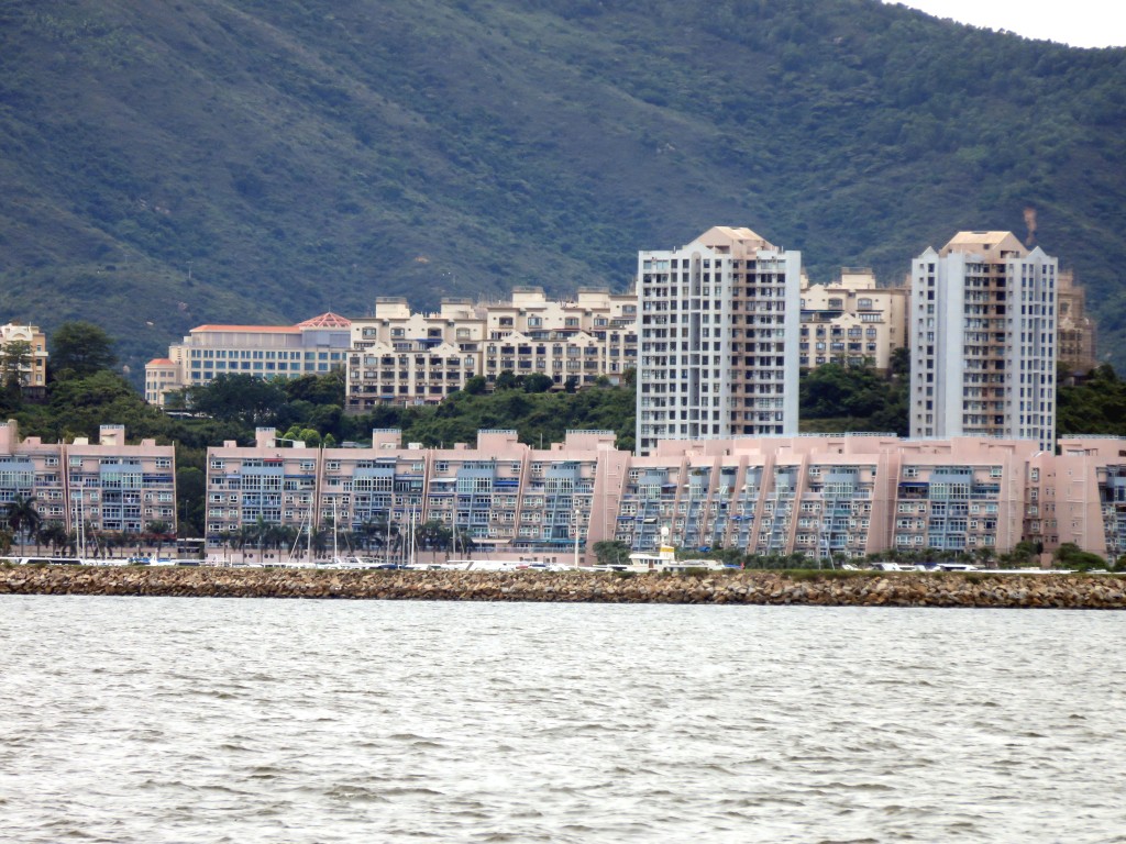 愉景灣1期明翠台觀霞樓中層B室，獲外籍投資客斥450萬購入收租。