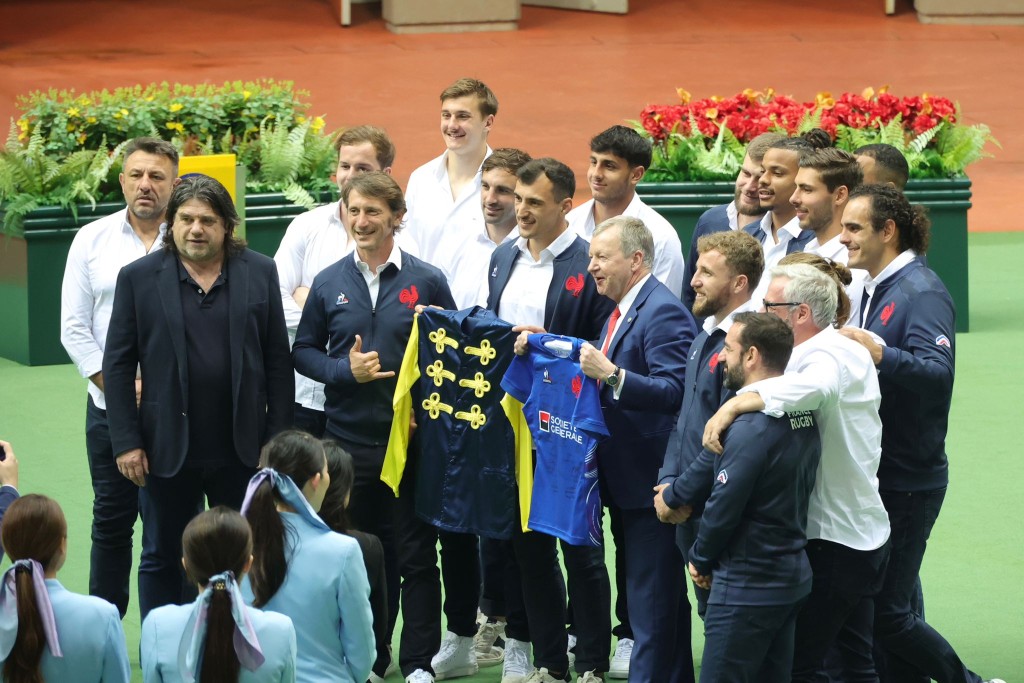 香港賽馬會行政總裁應家柏與法國七人欖球隊代表交換紀念品。