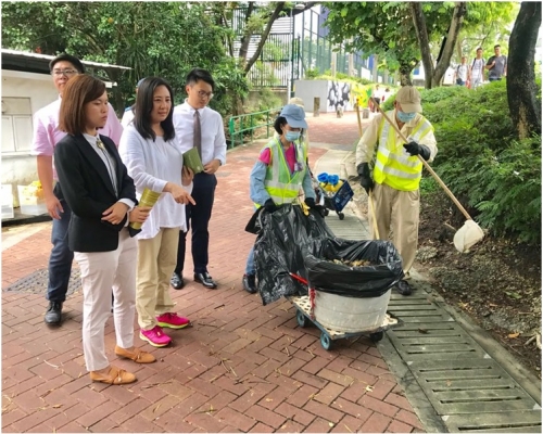 葛珮帆議員連同民建聯沙田區議員一同視察食環署職員滅蚊。圖:葛珮帆提供