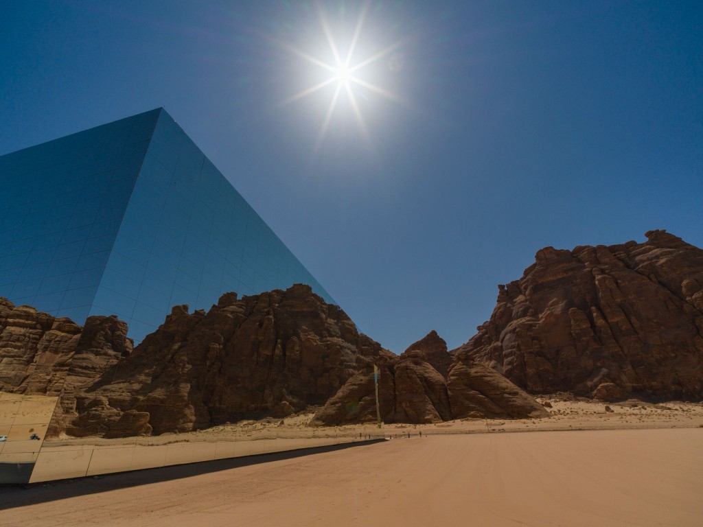 從沙漠公路遠眺音樂廳，附近手機訊號微弱，難以連線地圖導航，稍不留 神便可能錯過。（哈蘇X2D II, XCD 35- 100mm/圖片由馮敏如提供）