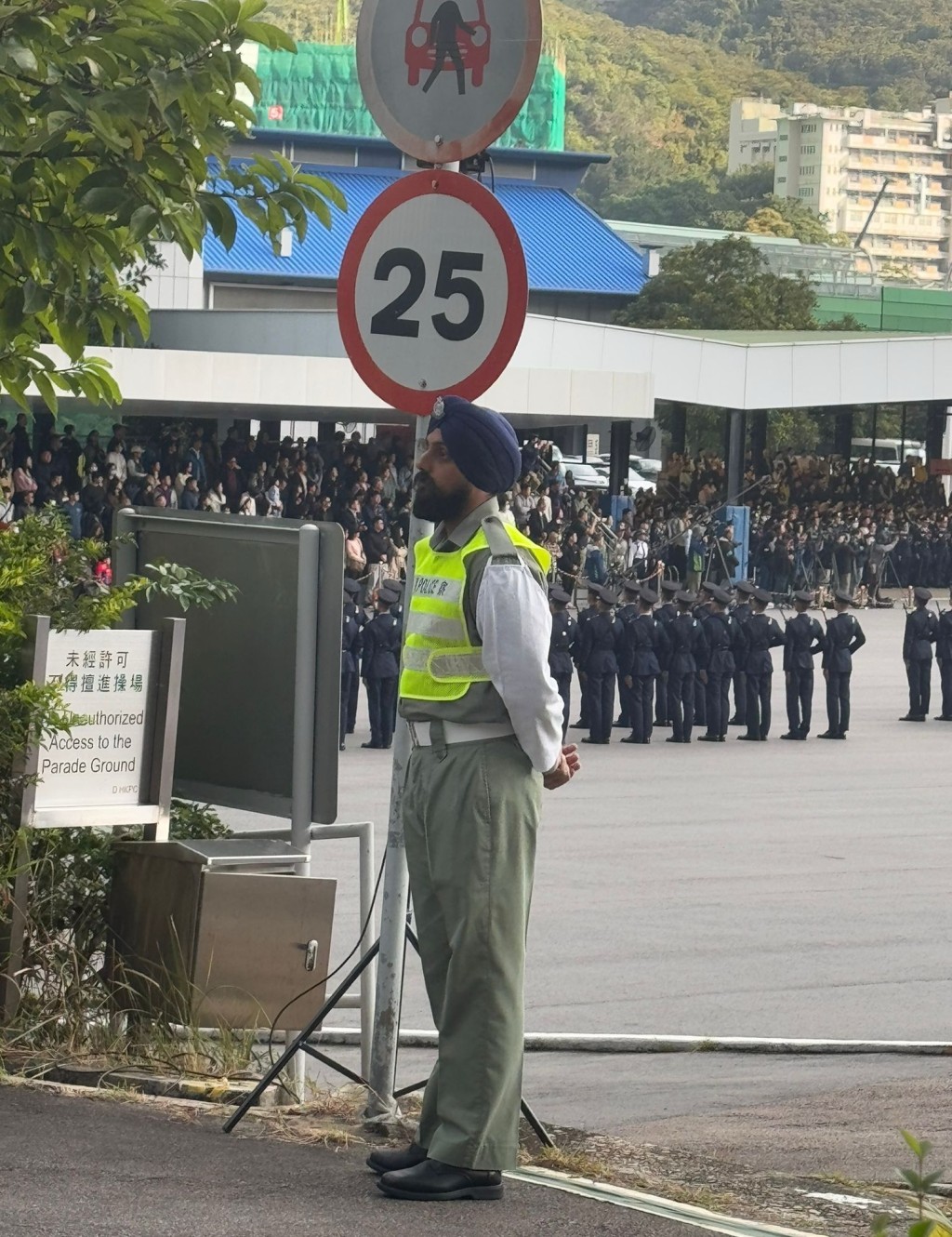 警察学院内出现一名戴锡克教头巾的南亚裔学警，惹人注目。