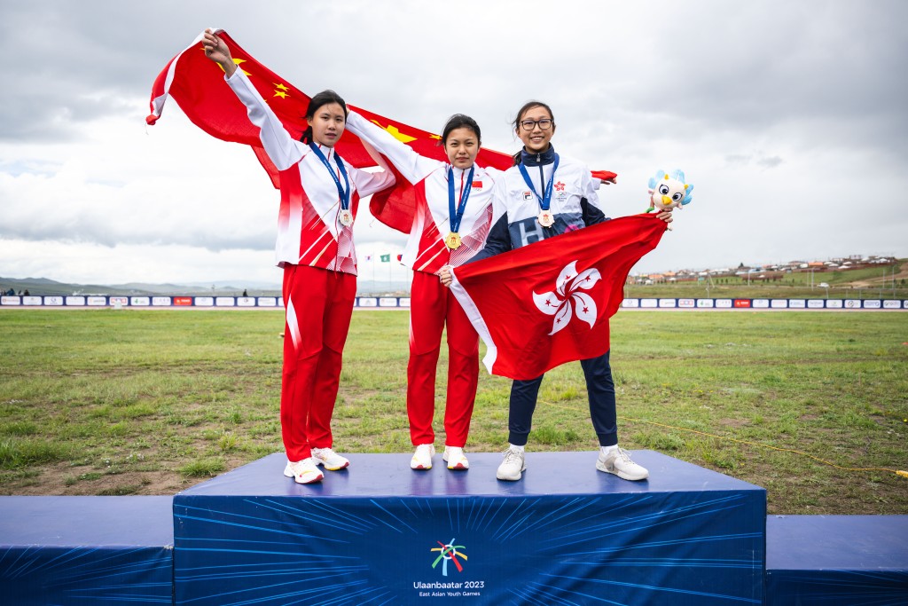 贾慧妍(右)夺得跳远铜牌。 中国香港体育协会暨奥林匹克委员会图片