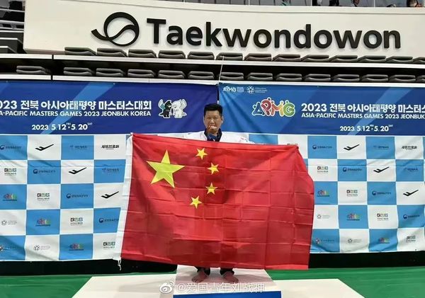 李東憲代表台灣出賽，領獎時拿出了五星紅旗。