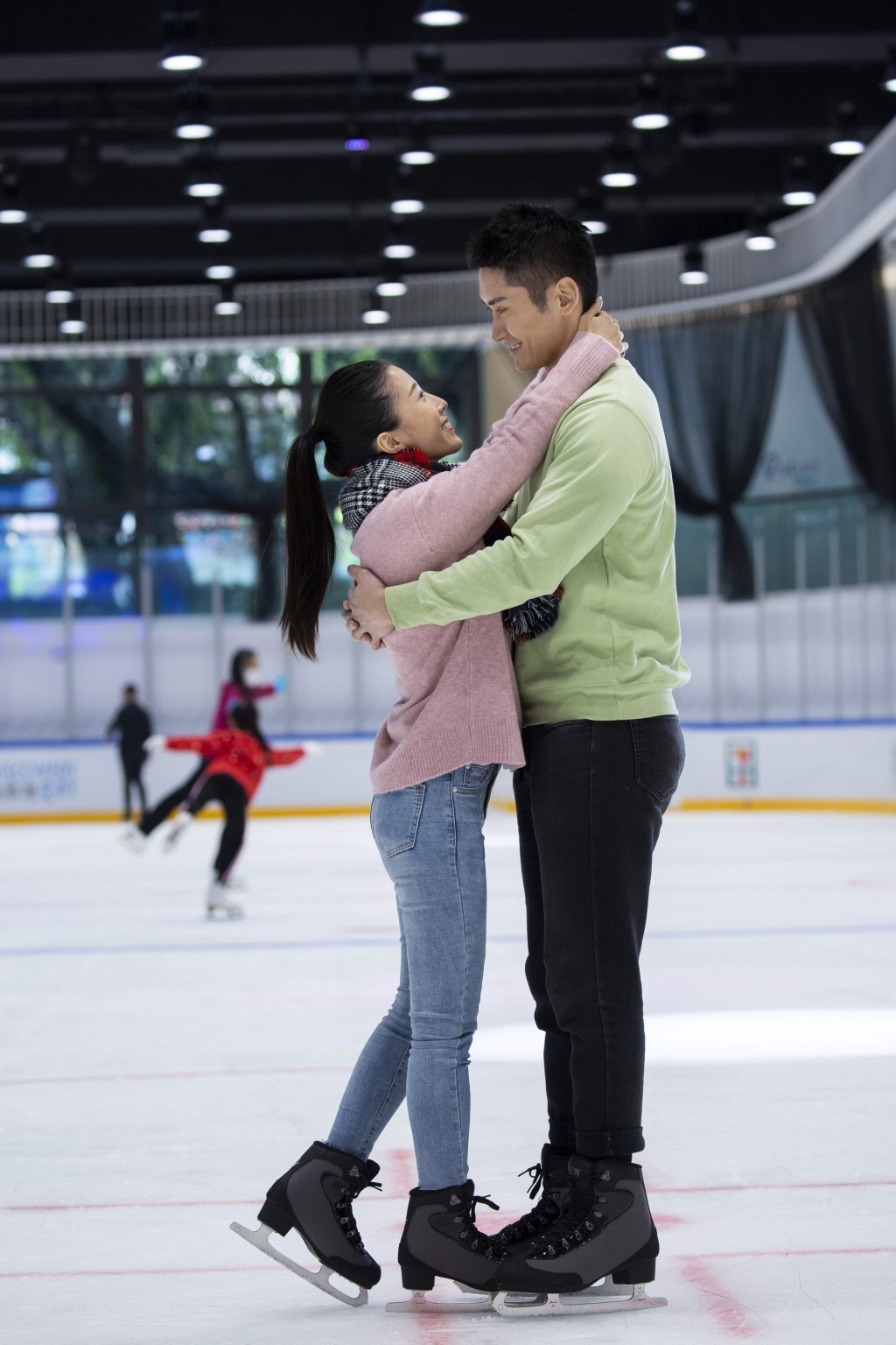 即日至2月14日於愉景灣溜冰場二人同行溜冰，即送朱古力一份，數量有限，送完即止。