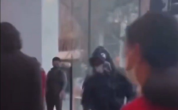 兩名疑匪戴上頭套及口罩走入店內。影片截圖