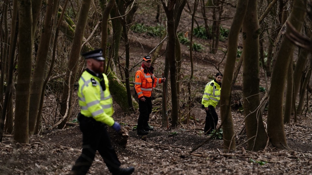 英国警方于2023年3月找到婴尸后，继续在附近搜索。 路透社