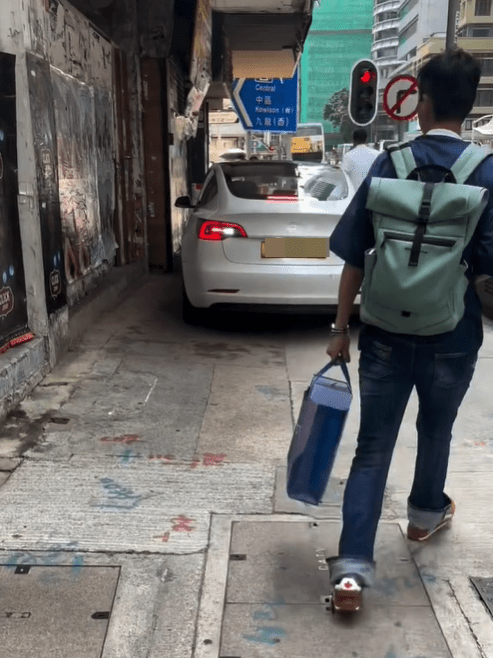 涉事私家車剷上灣仔菲林明道行人路倒車。
