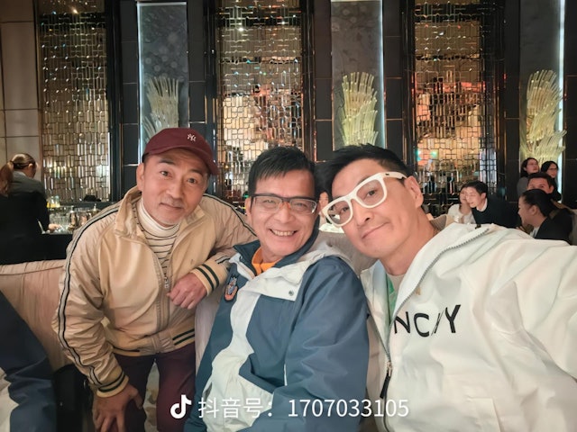 同场还有不少圈中艺人出席，包括林国斌、陈庭欣、张耀扬、黄日华、卢惠光、尹扬明等，席间何家劲亦有同众人大玩自拍，气氛相当热闹融洽。