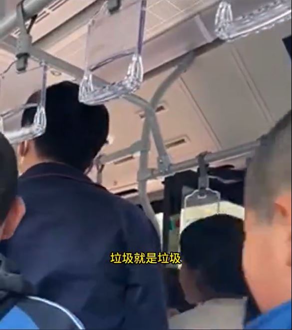 巴士司機辱罵學生乘客的影片引發廣泛議論。影片截圖