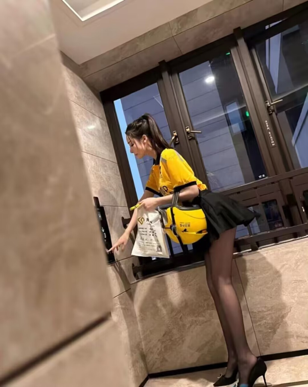 網紅此前在網上發布穿短裙黑絲「外賣媛」的照片。 網圖