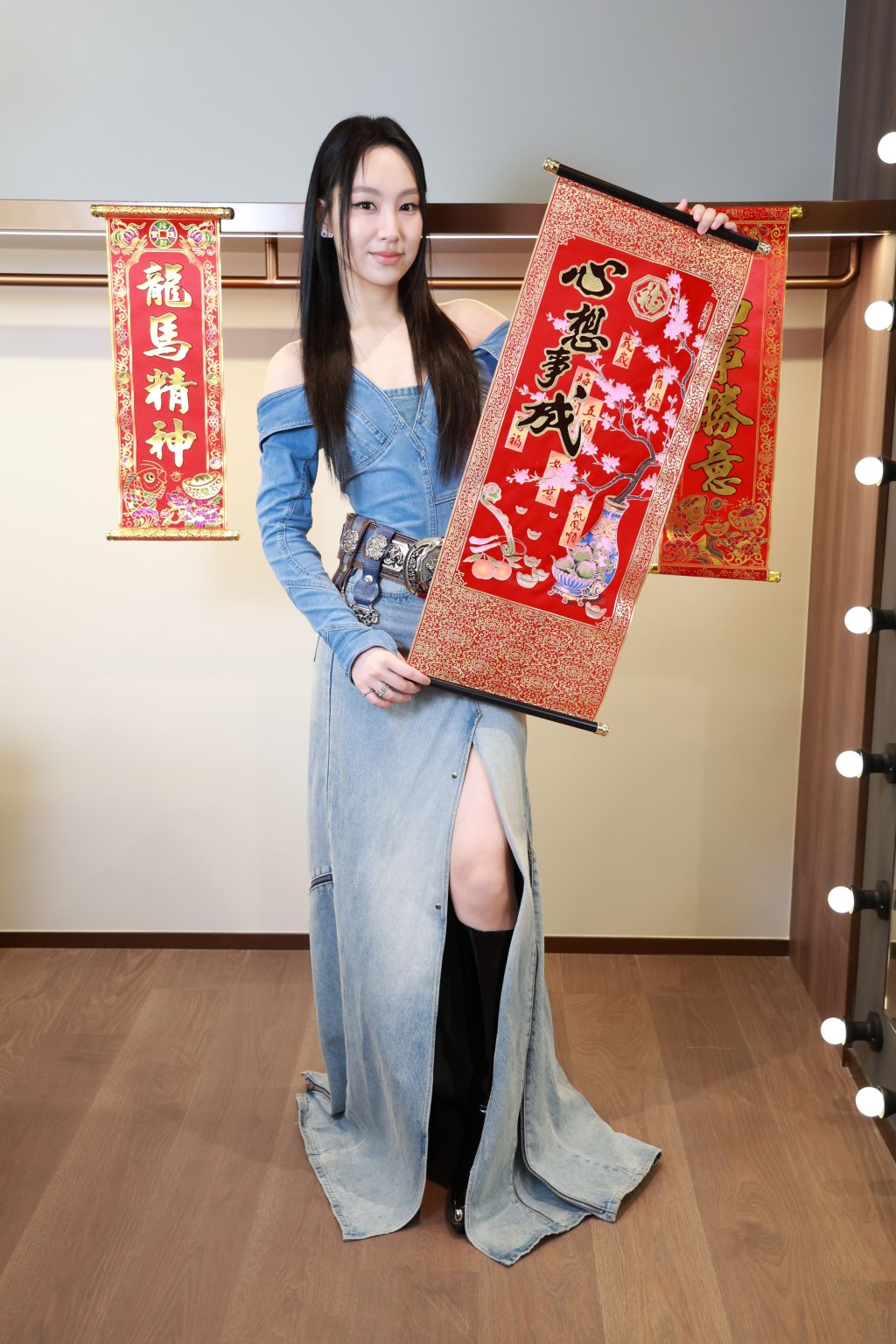 炎明熹恭贺大家新年快乐。