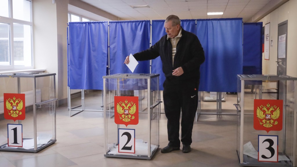 顿涅茨克俄控马里乌波尔也举行投票。 美联社