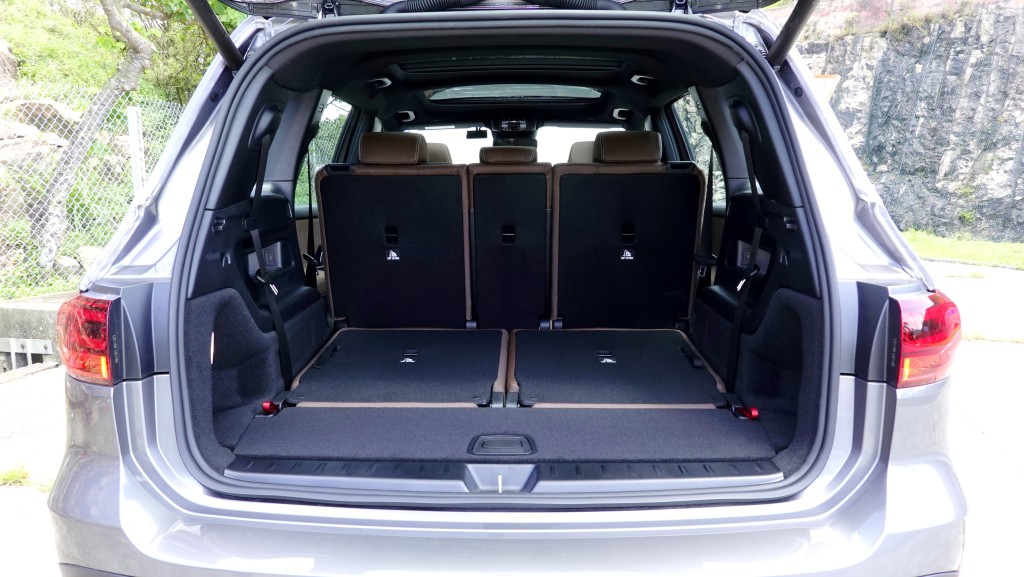 平治改良新版GLB250 4Matic七座位SUV，後排椅背向前覆摺可擴展車尾廂的儲物量。