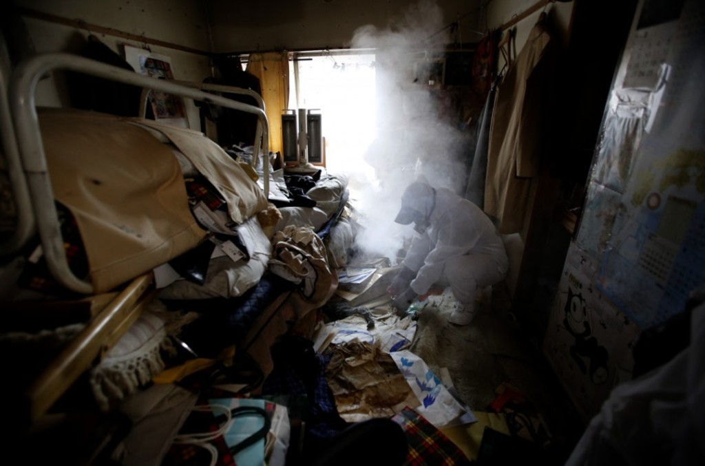 「特殊清扫业者」进入「孤独死」居住的房间进行清理。　路透社