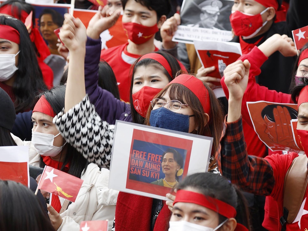 高呼「素妈妈万岁」及「打倒军事独裁」等口号。AP相片