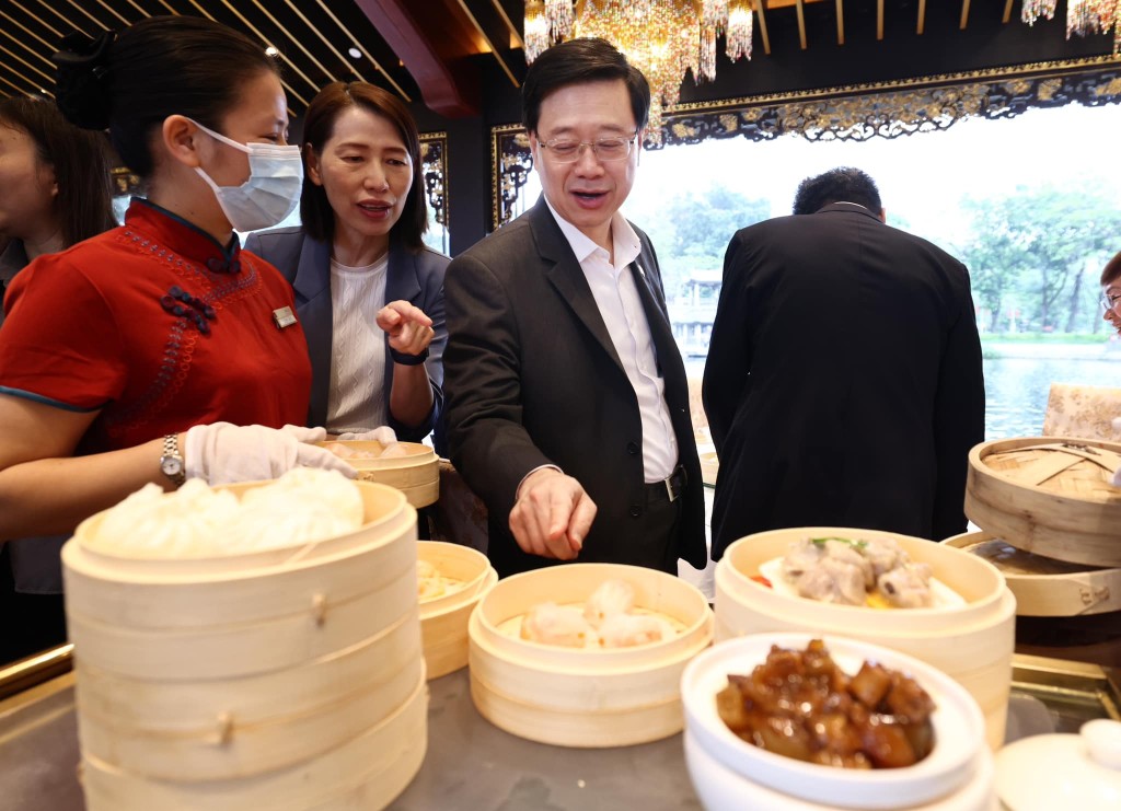 行政长官李家超和广州市市长郭永航相约到一家粤菜酒家饮早茶。李家超Facebook