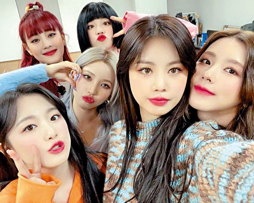 穗珍(右二)早前捲入欺凌風波,她曾否認,但最終仍被逼離開(G)I-DLE。