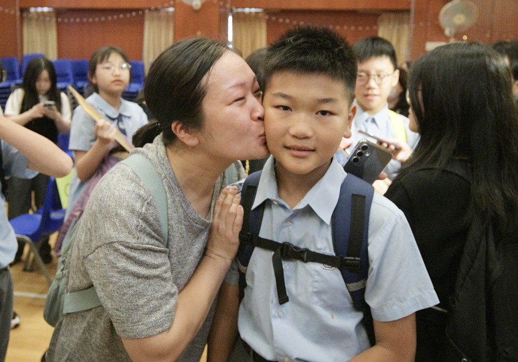 陸同學獲派首志願香港華仁書院，母親將興奮心情付諸實行。
