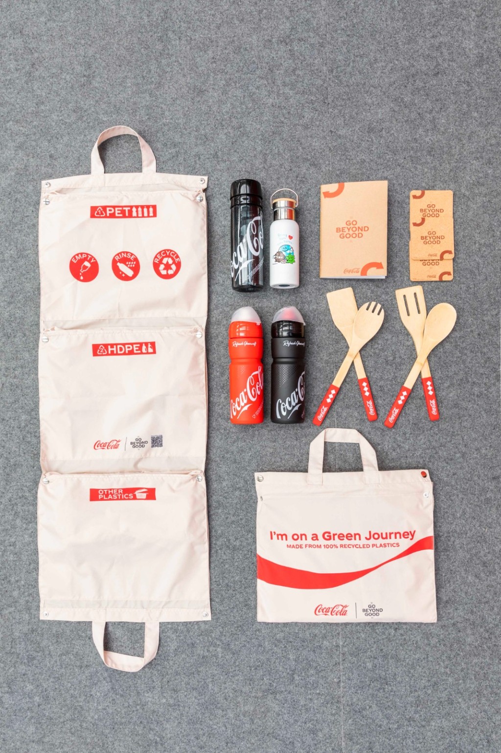 当递交至少一个胶樽进行回收时，更可以获得可口可乐杯垫或便利贴等纪念品。