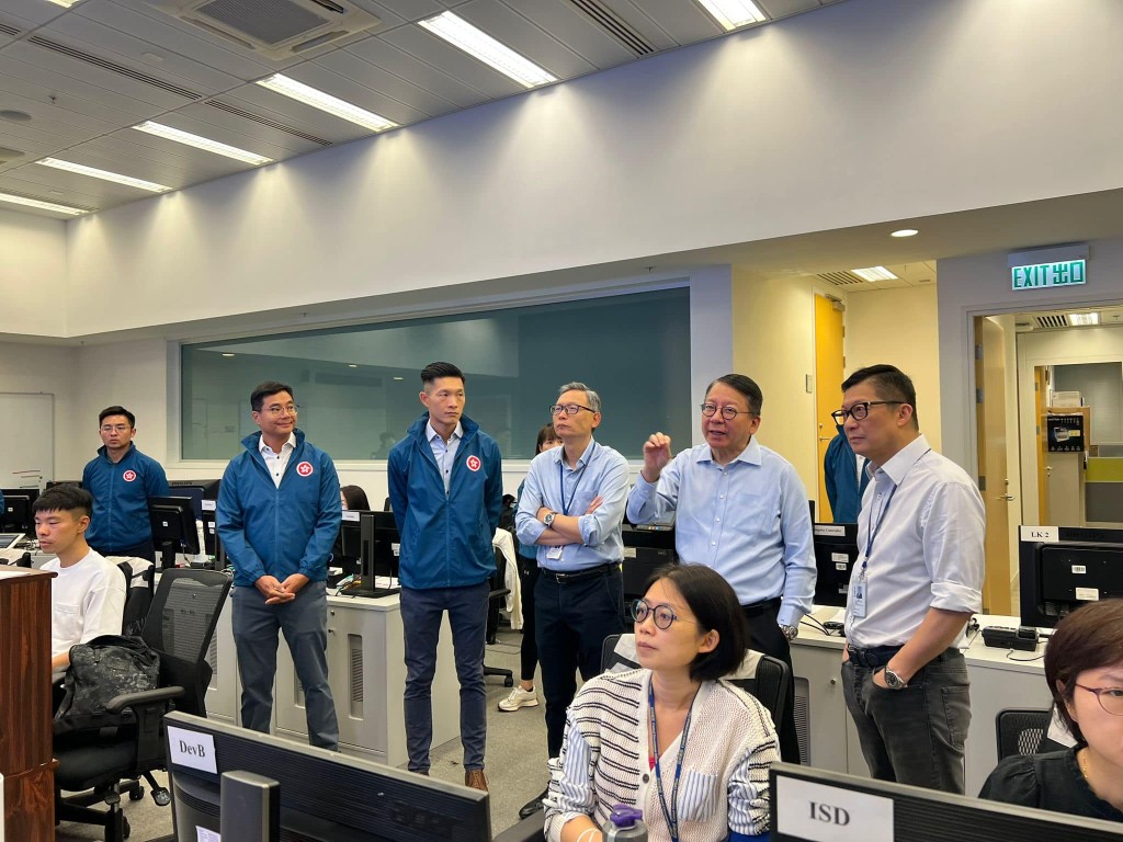 陳國基前往緊急事故監察及支援中心，了解颱風的最新評估。陳國基FB
