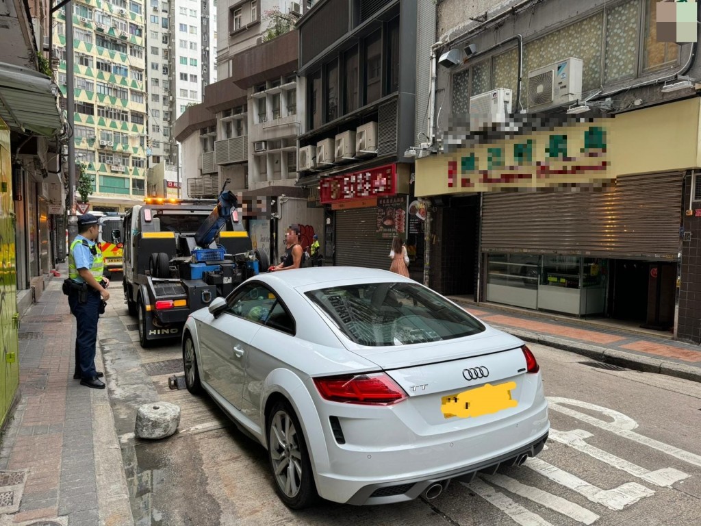 警方拖走違泊車輛。 警方拖走違泊車輛。