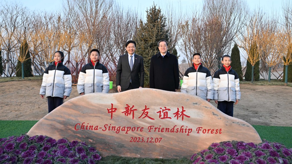黃循財（左三）與丁薛祥（左四）在天津主持植樹活動。新華社