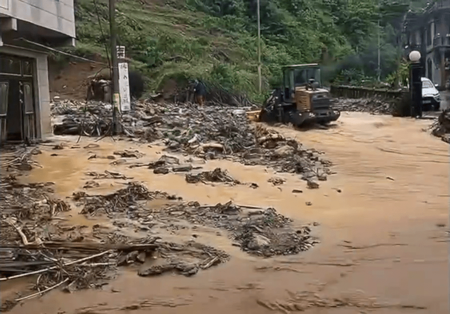 貴州大方縣接連發生兩宗山泥傾瀉。 新京報 貴州大方縣接連發生兩宗山泥傾瀉。 新京報