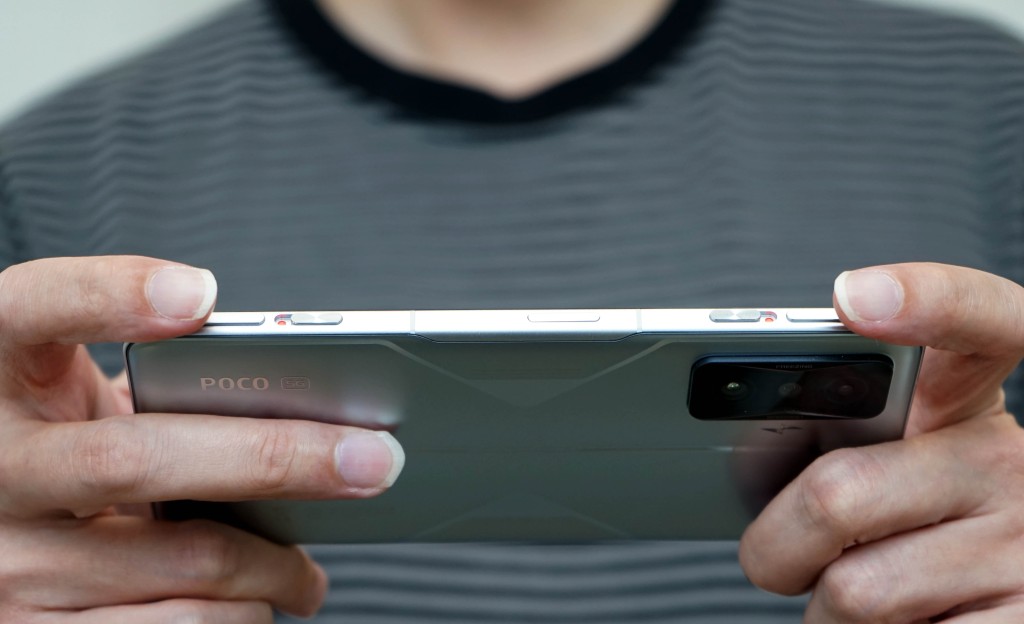 F4 GT机侧设有一对磁力升降L/R掣，打机时实体按压操作比触控荧幕更得心应手。