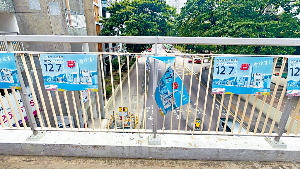 有17幅宣传选举的海报被人撕烂。