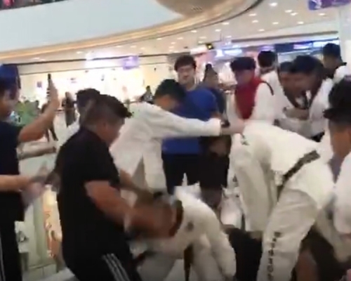 江蘇一間跆拳道館與一間武館的員工因派發傳單期間起衝突，雙方隨即展開毆鬥。　影片截圖